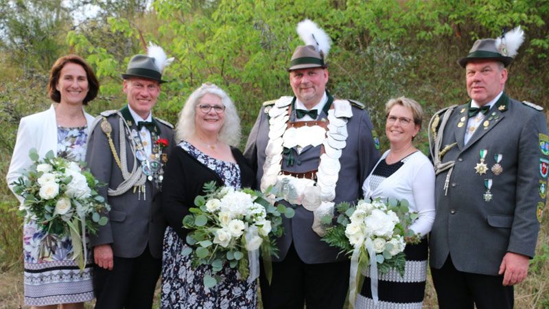 Der neue Neu Wulmstorfer Schützenkönig Kai Greußlich mit Königin Nicoletta und den Adjutantenpaaren Dirk und Ursula Köster (links) und Hans-Peter und Anja Meyer. | Foto: ein