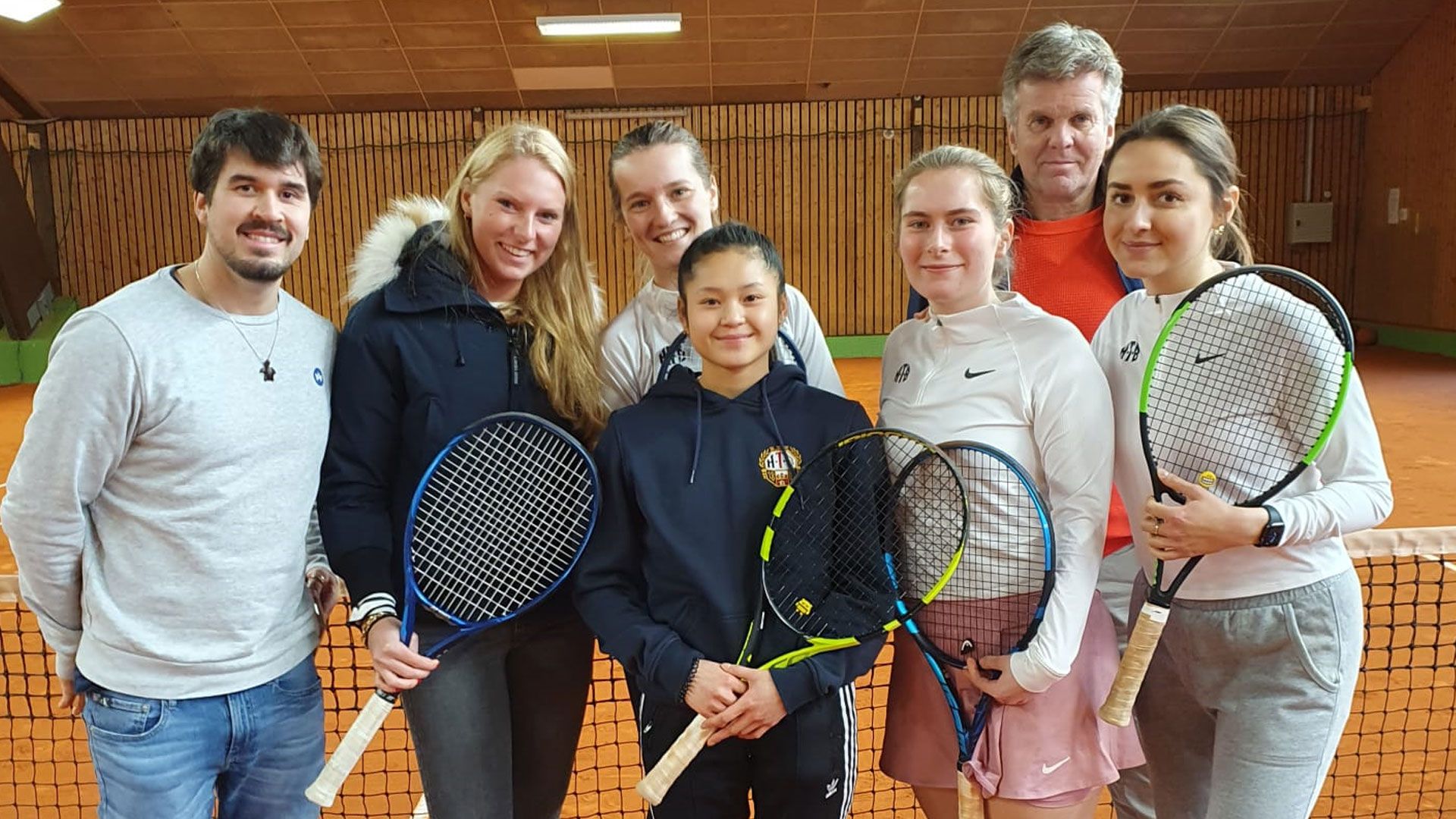 Zum Sieger-Team zählen HTB-Co-Trainer Alan Berger (von links), Leonie Dressler, Maja Münch, Juliette Clement, Nele Tomforde, Trainer Christian Dammann und Neuzugang Jennifer Gorlow. | Foto: ein