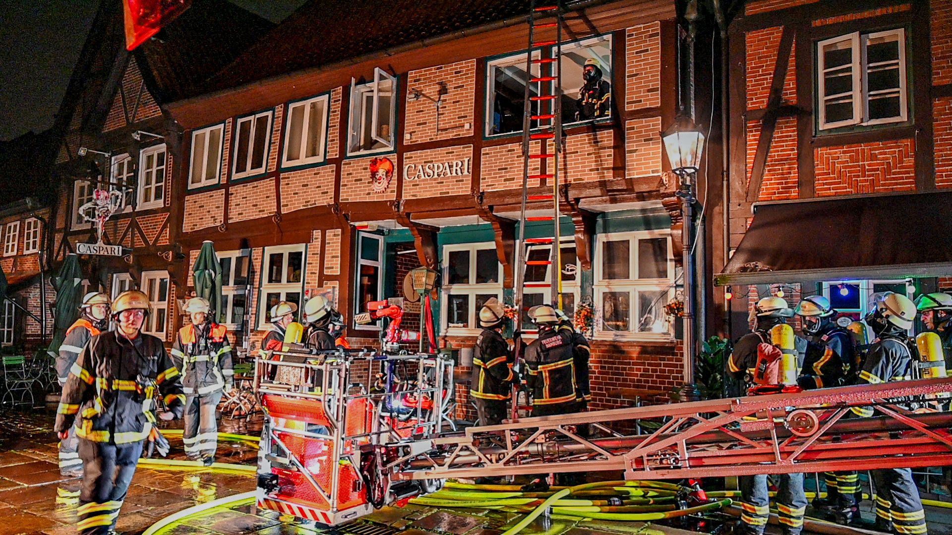 Im historischen "Caspari"-Gebäude in der Lämmertwiete in Harburg brach in der Nacht ein Feuer aus. | Foto: Lenthe-Medien