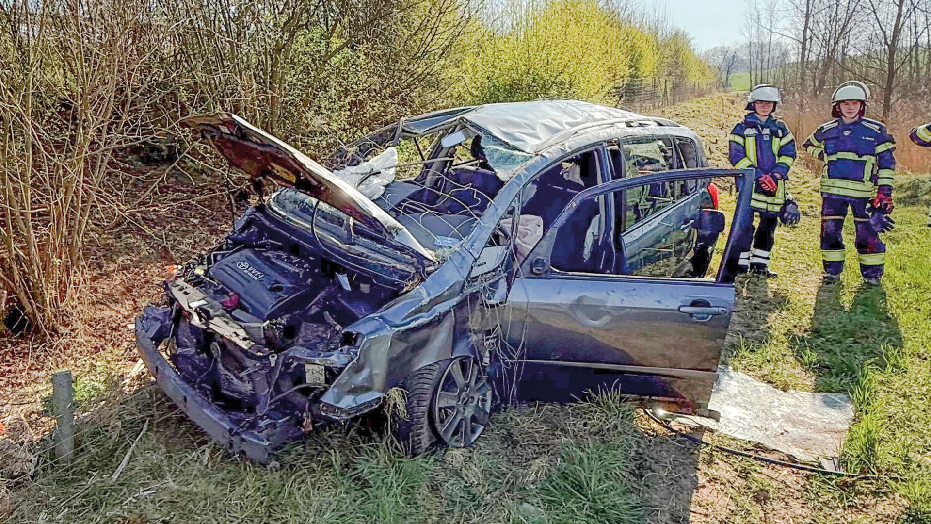 Aus diesem Wrack bargen die Feuerwehrleute den Verunglückten. Foto: ein
