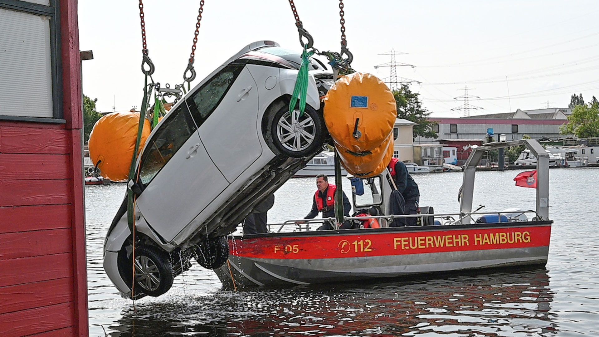 Der PKW wurde mit Hilfe eines Krans aus dem Harburger Binnenhafen geborgen. Foto: Lenthe-Medien
