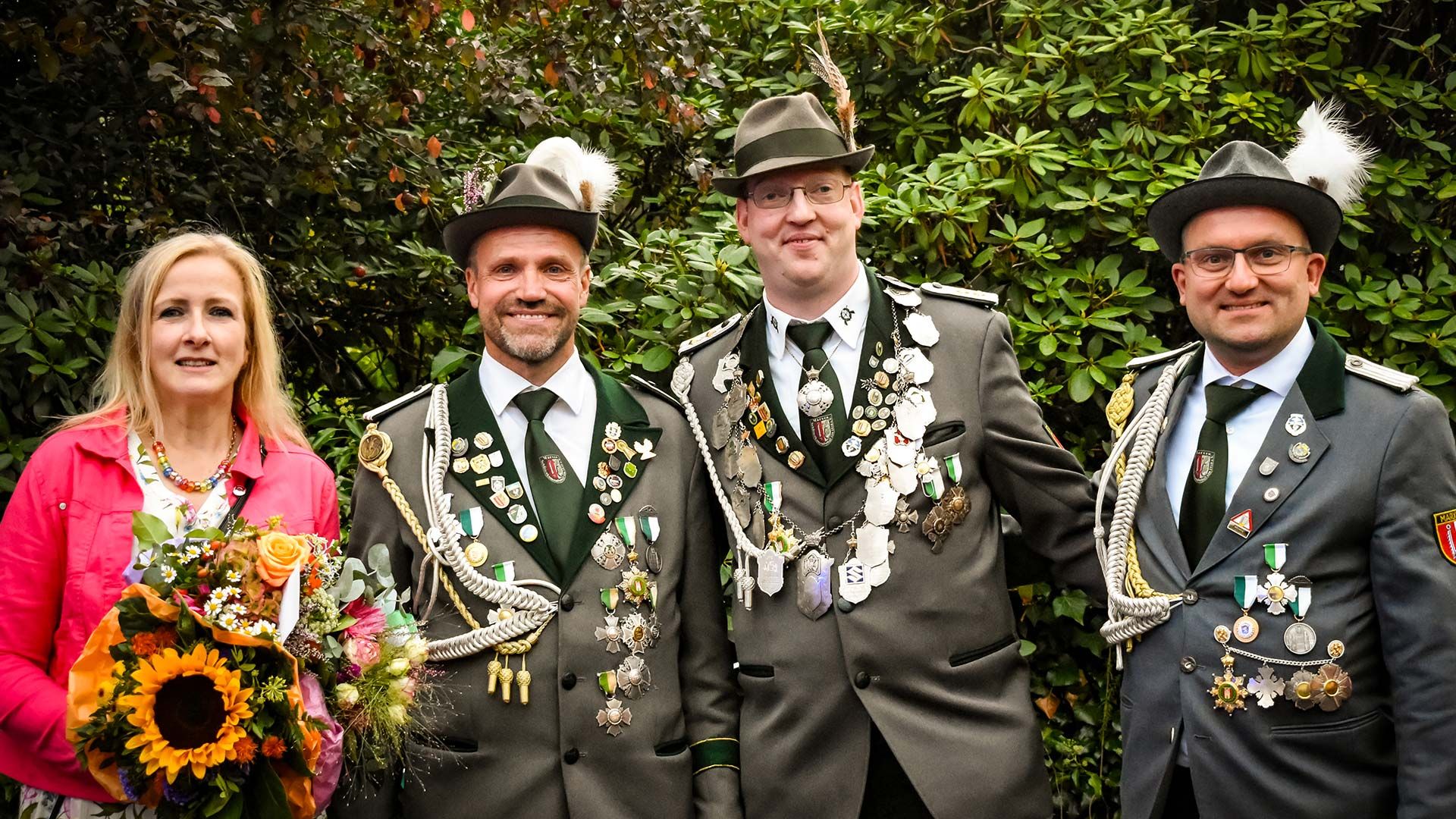 Die Marxener Königscrew: Florian Scharpff (von rechts, Adjutant), Lars Mickel-Garbers (neuer Schützenkönig), Volker Pfaffenbach (Adjutant) und Volkers Ehefrau Danny. Foto: SK Marxen