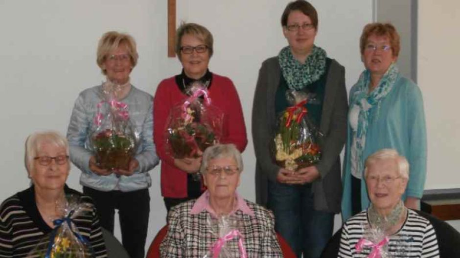Geehrte Mitglieder: Karin Stiddig (hintere Reihe, von links), Annegret Riedel, Kerstin Mescheder, die Erte Vorsitzender Rita Bürger. Vorn: Franziska Michael (von links), Irmgard Hentze, Marion Behrens. Nicht auf dem Bild: Herta Heckel, Christa Rosenthal und Peter Buchholz. | Foto: ein