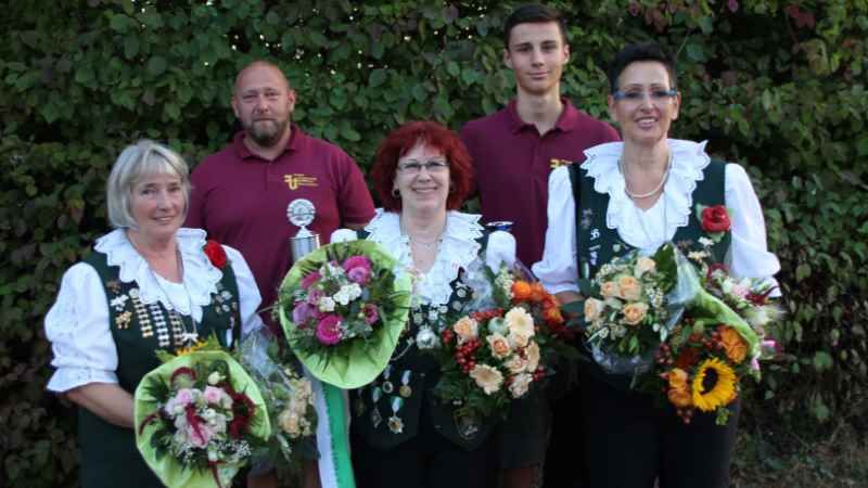 Über die Auszeichnungen in Stelle freuen sich (vorn, von links) Birgit Fricke, Königin Kristina Sander und Birgit Lapschies sowie hinten Sascha Böhm (links) und Moritz Manka. | Foto: ein