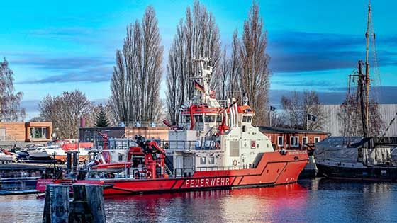 Hamburgs neustes und modernstes Feuerlöschboot, die "Brandinspektor Westphal", liegt gerade im Harburger Binnenhafen. | Foto: Niels Kreller