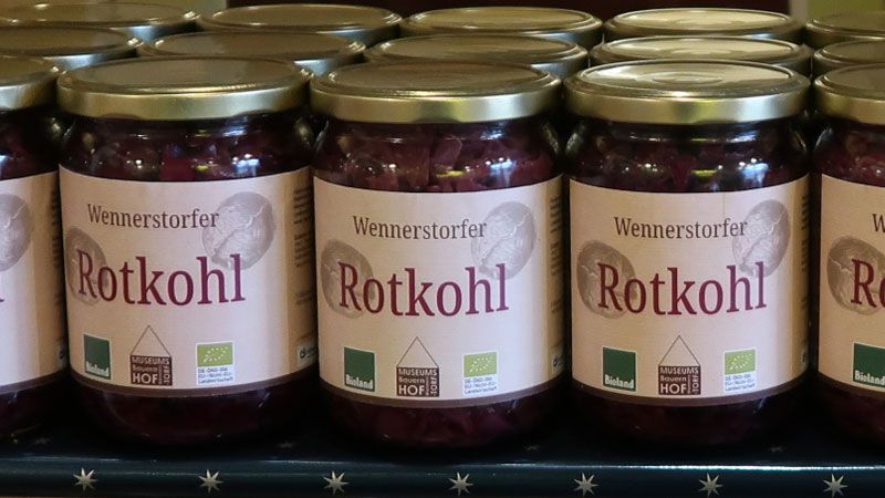 Im Hökerladen des Museumsbauernhofs Wennerstorf gibt es auch leckeren Rotkohl zu kaufen. | Foto: FLMK