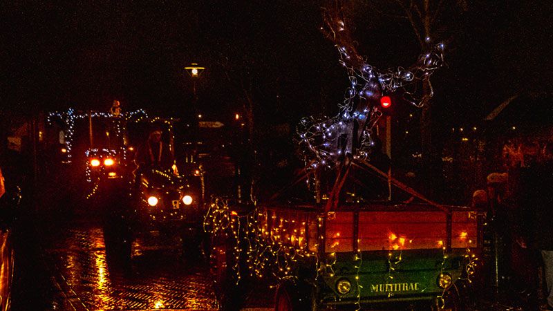 Die 14 historischen Trecker der Treckerfreunde Rübke kamen auf ihrer Weihnachtstour auch am Neu Wulmstorf Rathaus vorbei. | Foto: Niels Kreller