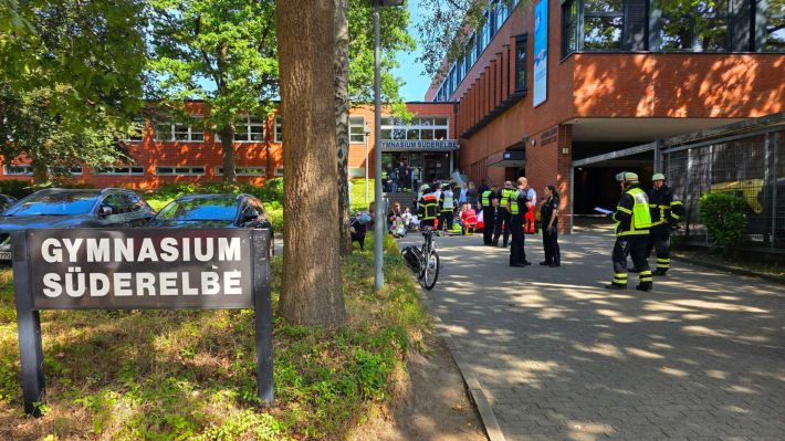 Rettungskräfte kümmern sich um die Kinder. Foto: HamburgNews