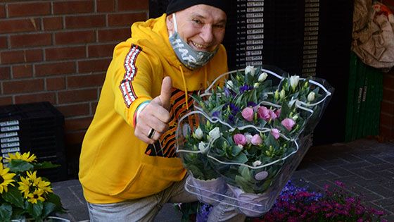 Schlagerstar Peter Sebastian bracht zum Muttertag 350 Topfpflanzen in der Harburger Tafel vorbei. | Foto: CarolineDobs /News4HH