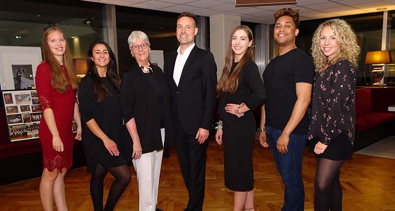 Gastgeber der tänzerischen Reise in die Vergangenheit: Evelyn Hädrich-Hörmann und Stefan Thimm (Bildmitte) mit Hanna Hauschild (von links), Nadia Safine, Nathalie Rozanski, Gilearde Goss und Lilly Muhl. | Foto: Ilka Teschner