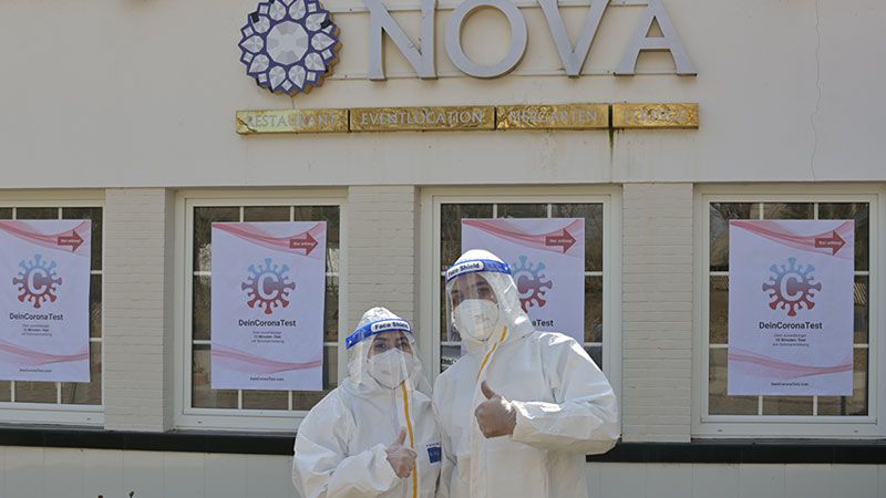 Emina Bostelmann und Hamid Shah begrüßen die Kunden im Corona-Schnelltestzentrum in Marmstorf, dem Restaurant Nova. | Foto: Niels Kreller