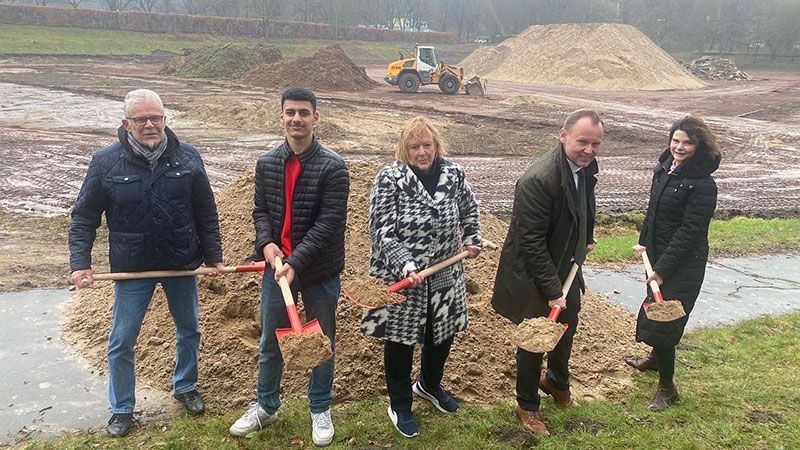 Heute erfolgte der erste Spatenstich beim Sportplatz Außenmühle. | Foto: Niels Kreller