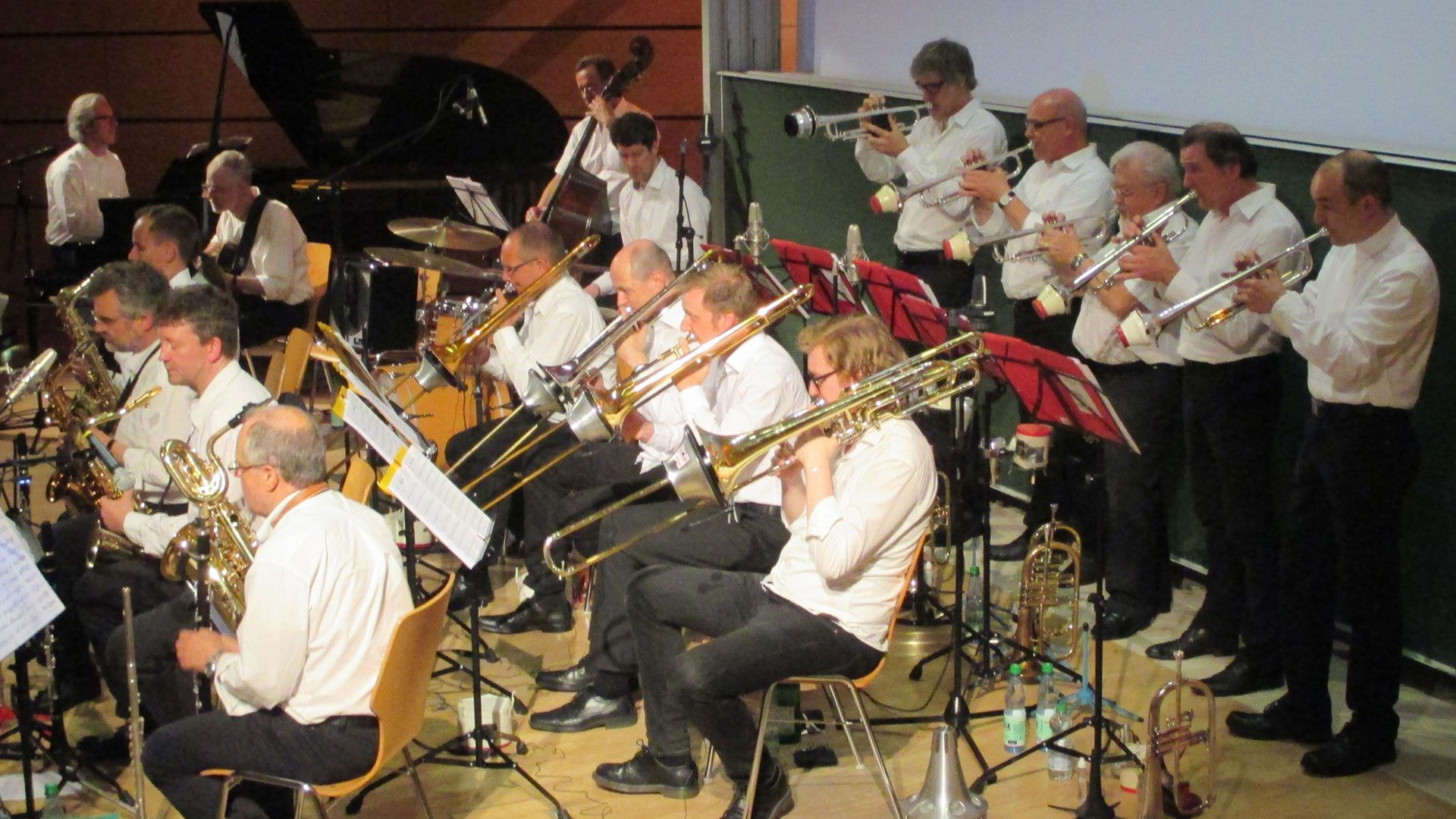 Nach langer (Corona-)Pause wieder bei Konzerten auf der Bühne zu erleben: Die Musiker der SwingING.-Bigband der Technischen Universität Hamburg-Harburg (TUHH). | Foto: ein