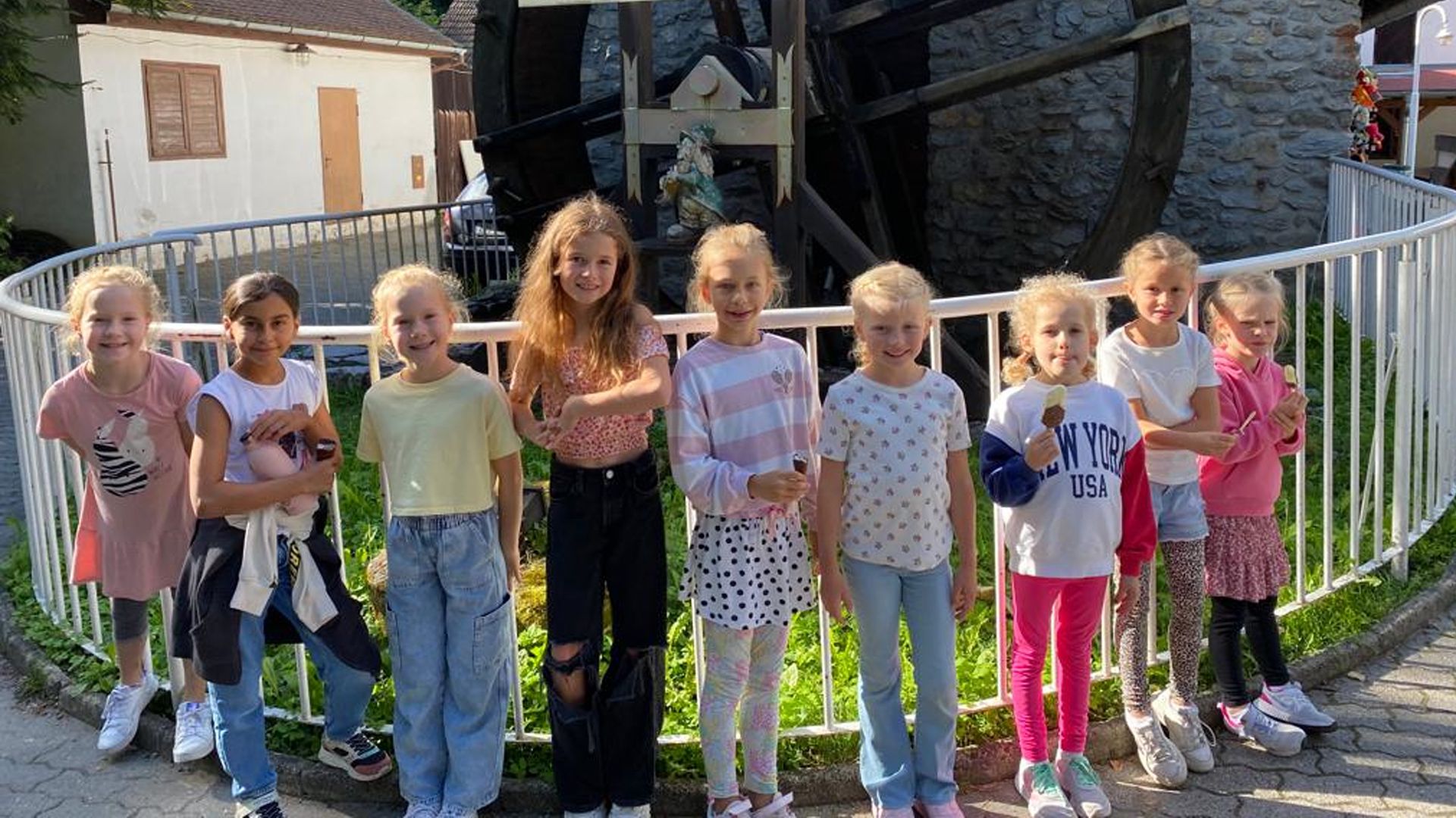 „Ausflug Katharinen-Höhle“: Von links: Elin Egli, Giulia Concilio, Ylvi Egli, Lora Kirchmaier, Lana Vahlenkamp, Romy Kröger, Victoria Trybka, Lina Kirchmaier und Frieda Heins. | Foto: ein