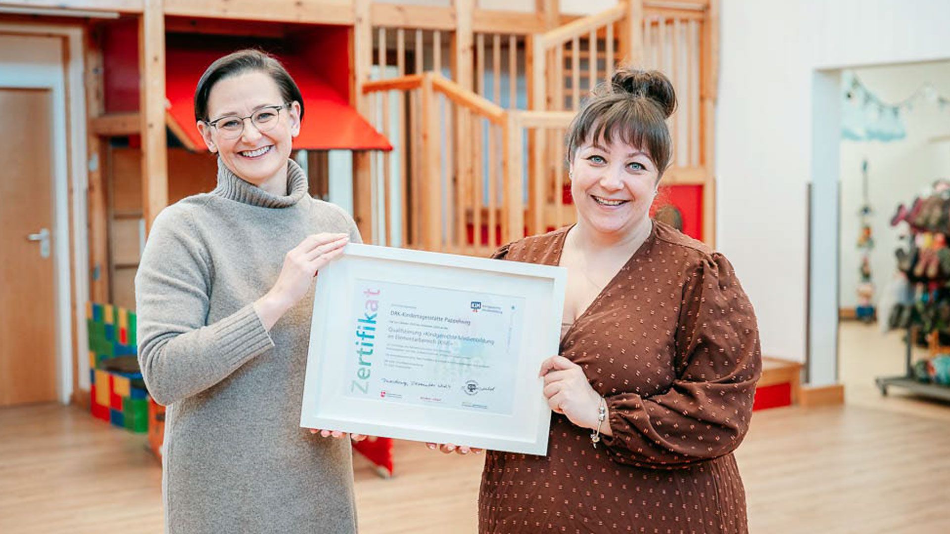 Übergabe des Zertifikats zur „Qualifizierung Kindgerechte Medienbildung im Elementarbereich“ durch Simone Freiwald an Madeleine Geyer (DRK Kita Pappelweg, Neu Wulmstorf). | Foto: Antje Wulf, DRK-Kreisverband Harburg-Land e.V.