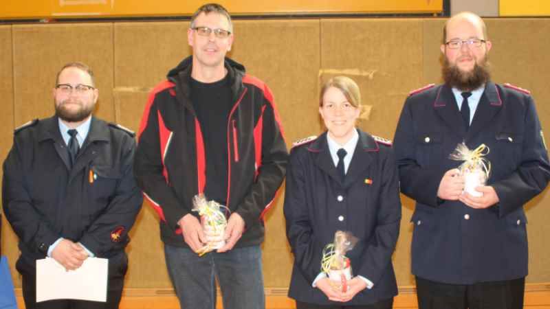 Über die Verabschiedungen freuen sich Gemeinde-Jugendfeuerwehrwart Lars Becker (von links), Thomas Menke, Annika Thömen und Eike Fabel. | Foto: ein