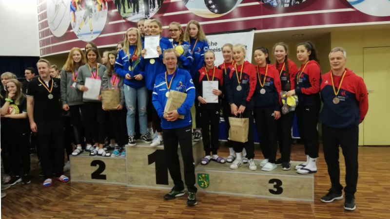 Siegerehrung mit den Teams des Gymnasiums Süderelbe (rechts), des Sportgymnasiums Schwerin (Mitte) und von der Elly-Heuss-Schule Wiesbaden. | Foto: ein