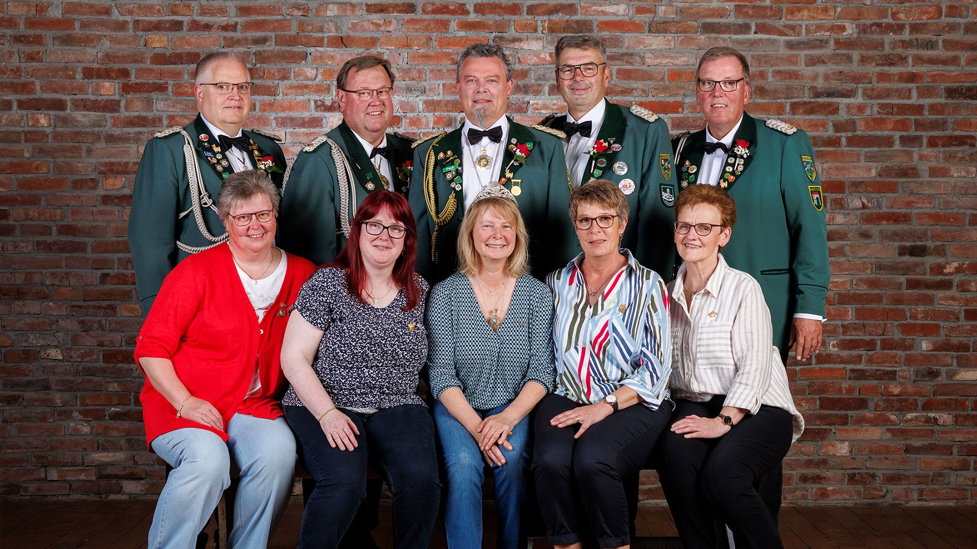 Freuen sich auf das anstehende Schützenfest: Obere Reihe v.l.n.r: Dirk Eggers, Jens Matthies, Michael Paul, Peter  Schönteich, Jens Thiemann Mittlere Reihe v.l.n.r.: Sabine Eggers, Kerstin  Matthies, Anja Paul, Gaby Schönteich, Angela Thiemann. Foto: ein