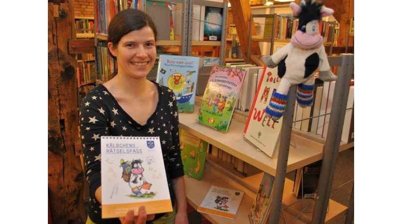 Bibliotheks-Mitarbeiterin Katharina Häntzschel präsentiert „Kälbchens Rästelspaß“. | Foto: ein
