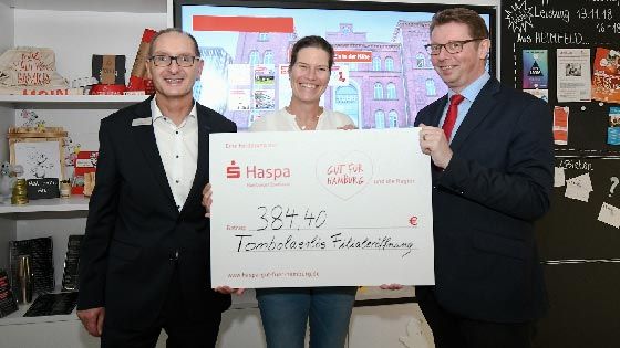 Thorsten Hamel (rechts) freut sich über die Spende von HASPA-Filialleiter Ralf Drewes und der Tombola-beauftragten Andrea Globitschke.