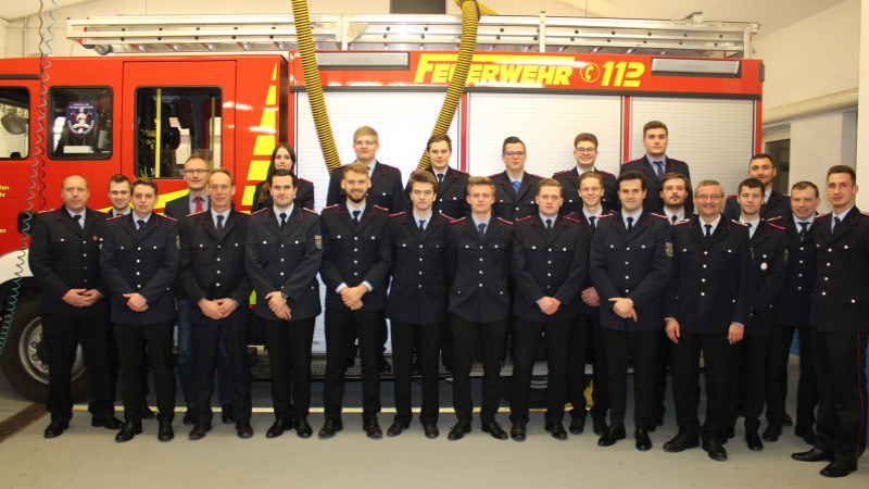 Jede Menge Beförderungen nahm der Rosengartenes Vize-Gemeindebrandmeister Dirk Behmer (links) bei der Feuerwehr Leversen/Sieversen vor. | Foto: ein
