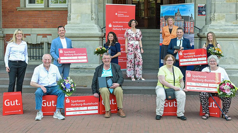 Die Gewinnerinnen und Gewinner und Laudatorinnen des Harburger Bürgerpreises 2021. | Foto: Niels Kreller