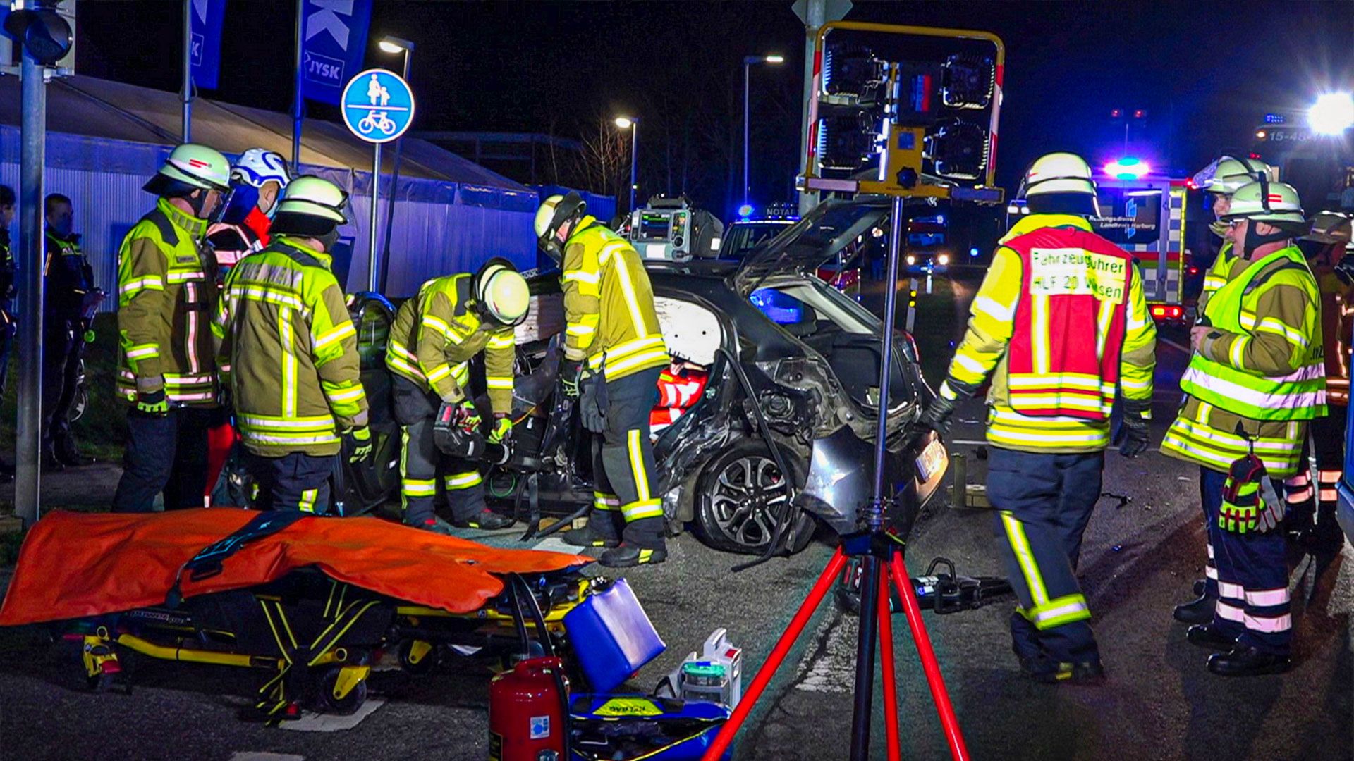 Drei Schwerverletzte gab es bei dem Unfall am Samstagabend auf der Osttangente in Winsen. | Foto: HamburgNews