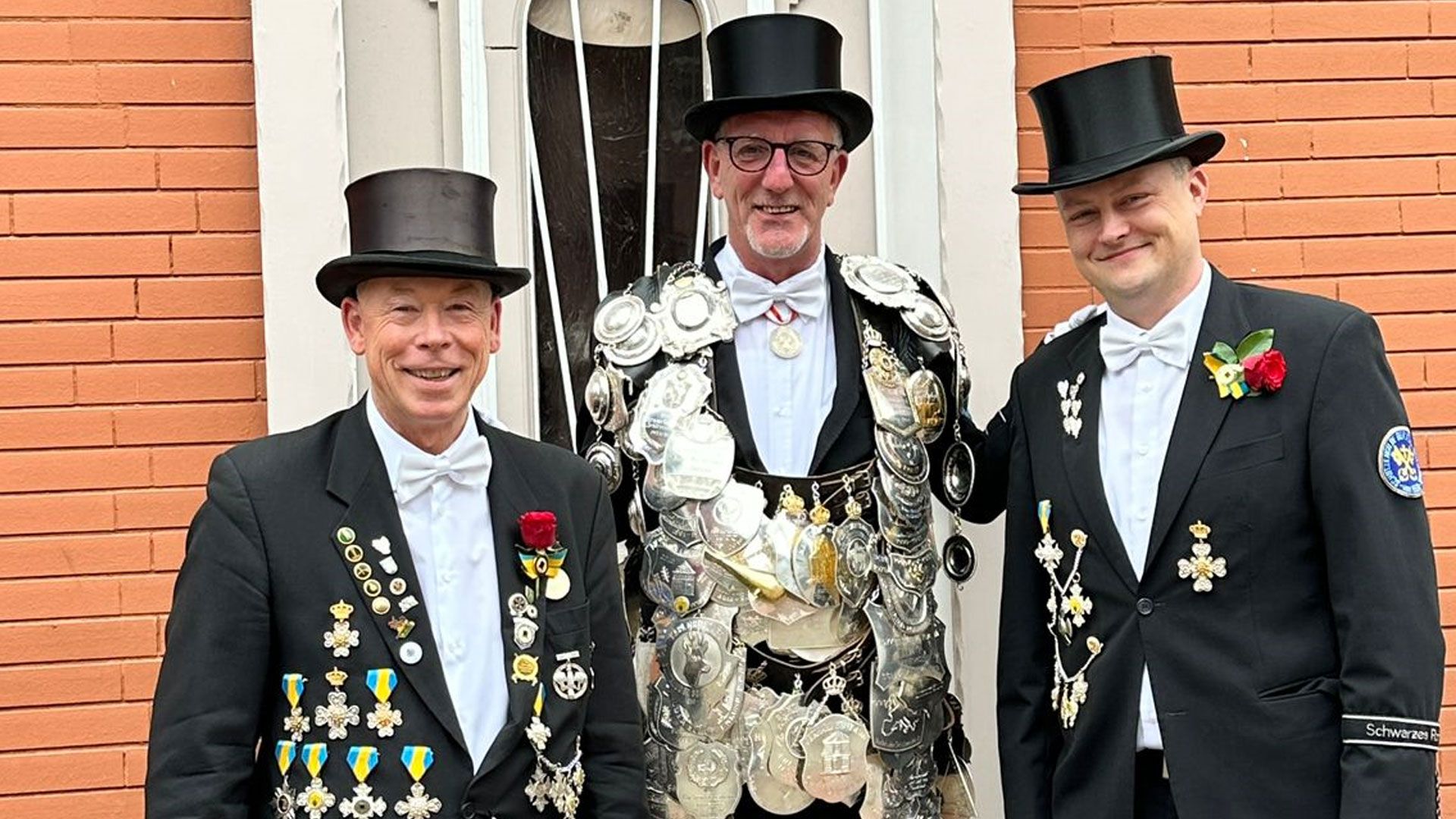 Freuen sich auf das Buxtehuder Schützenfest: König Horst Lehmann und seine beiden Begleitern Sönke Dittmer (links) und Steve Schmauch (rechts). | Foto: ein