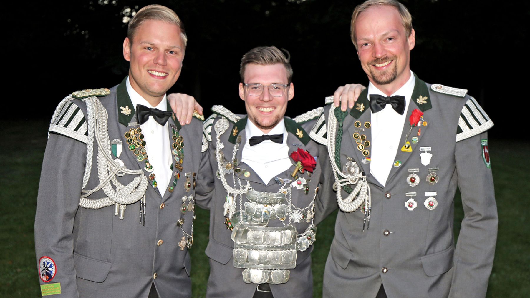 Freuen sich auf das Schlussschießen in Hollenstedt: Adjutant Arne Popp, Vize- u. Landeskönig Christoph Spode, Adjutant Ulli Sternberg (v.l.). | Foto: Schützenverein Hollenstedt
