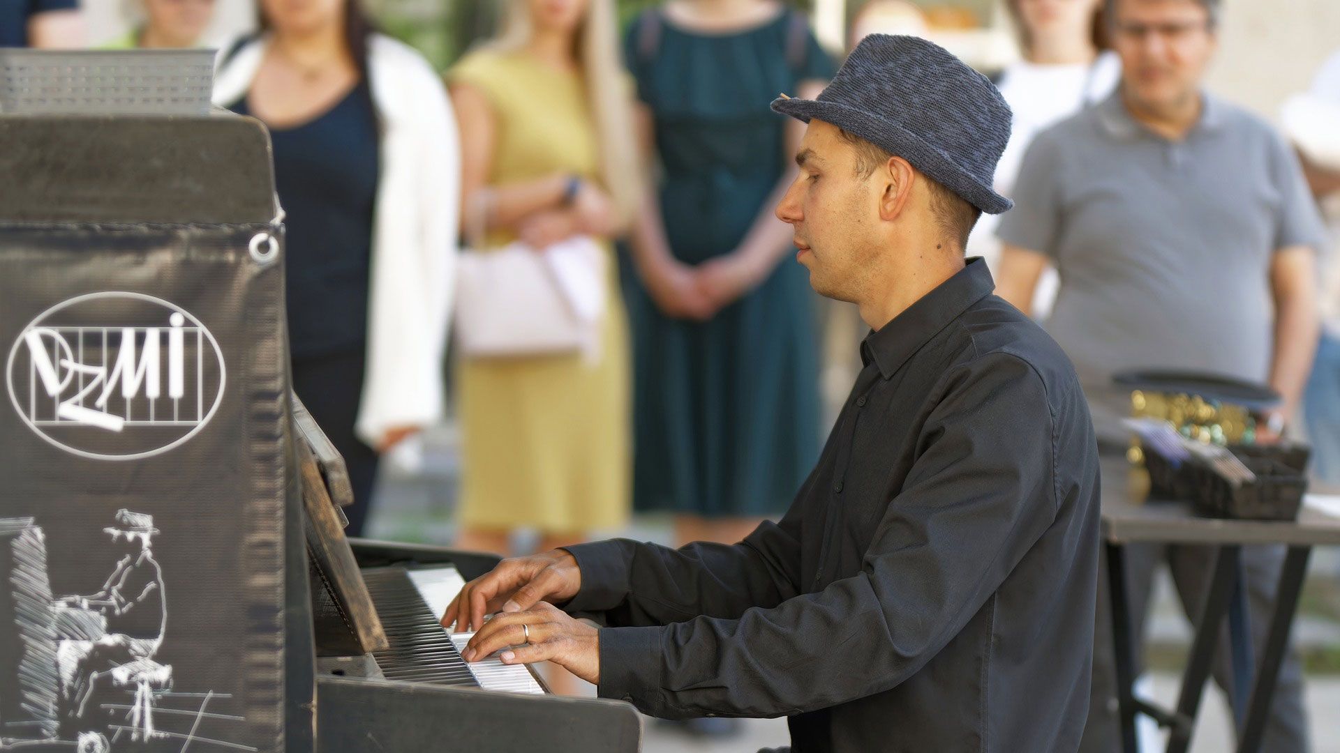 Bei "play the piano!" werden acht Klaviere an verschiedenen zentralen Orten in Harburg aufgestellt, die von jedem, ob Profi oder Amateur, gespielt werden dürfen. | Foto: ein