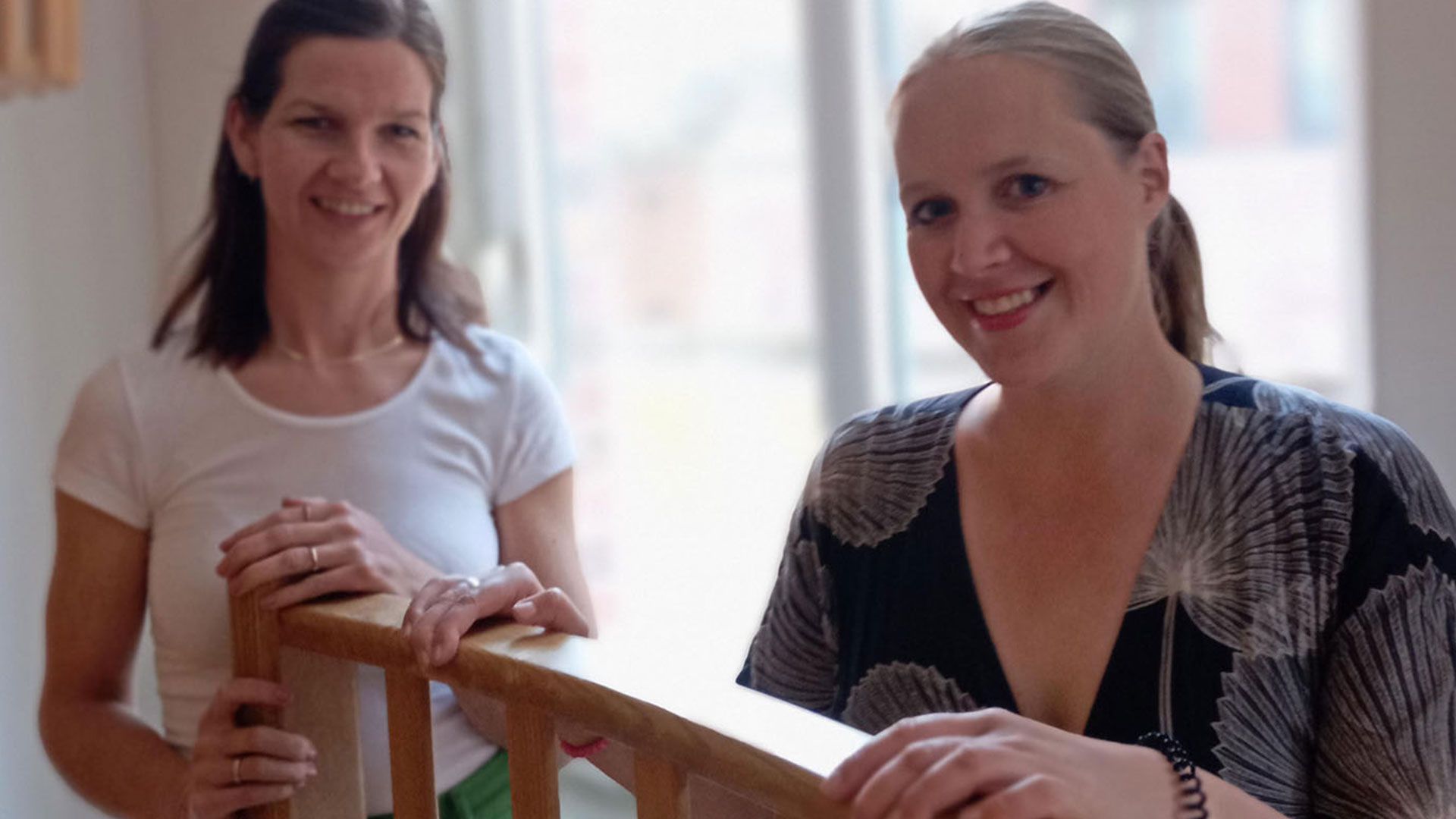 Julia Mohr (r.), Geschäftsführerin der DRK Hamburg-Harburg InklusiveWege gGmbH, und ihre Stellvertreterin Ilka Baumgart leiten den Bereich Interdisziplinäre Frühförderung zukünftig am Harburger Schellerdamm und in der Hamburger Innenstadt. | Foto: DRK Harburg