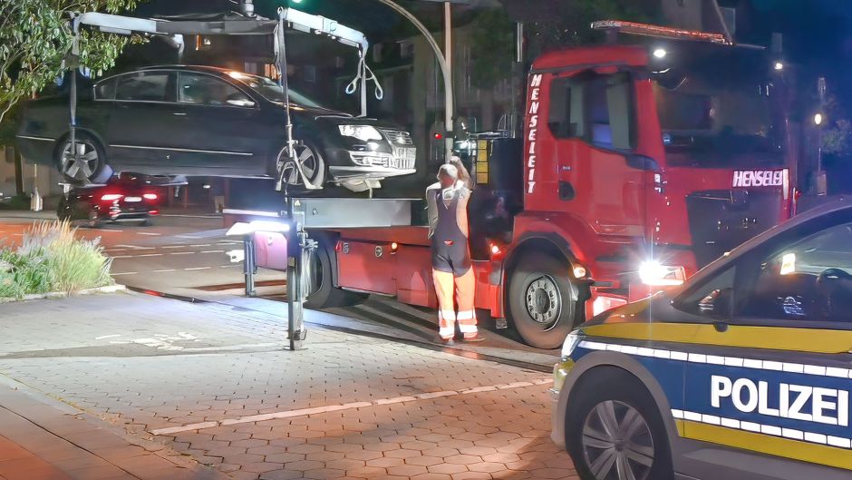 Aus der Traum von der rasanten Fahrt: Der Pkw des 18-jährigen Rasers wird abgeschleppt. Foto: Lenthe-Medien