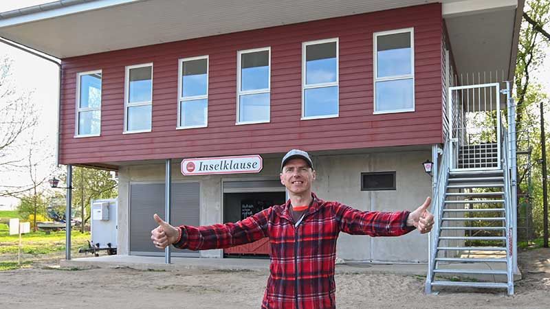 Inselwirt Andreas "Koeni" Koenecke freut sich auf die Eröffnung seiner neuen Inselklause. | Foto: Niels Kreller