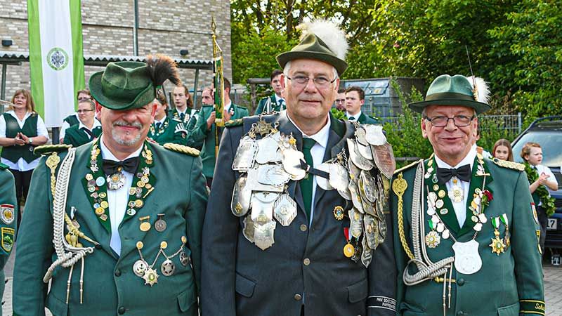 Der Pappenheimer Robert Deffner (Mitte) ist neuer Schützenkönig in Eißendorf. Ihm zur Seite stehen die Adutanten Werner Krug (links) und Jörg Müller. | Foto: Niels Kreller