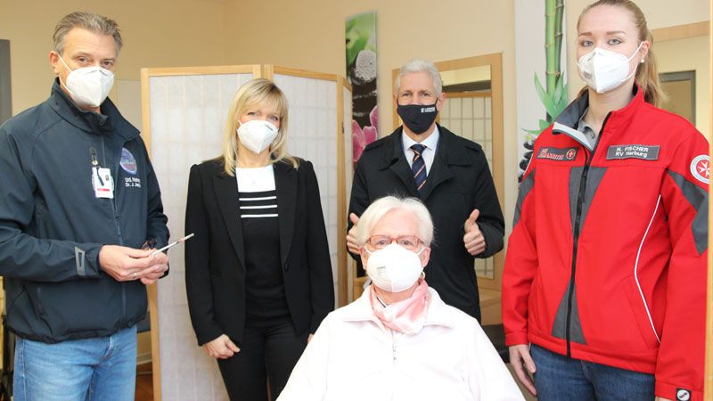 Als erste Bürgerin im Landkreis Harburg wurde Marianne Meyer (vorn) geimpft. Darüber freuen sich (von links) Dr. Jörn Jepsen, Ärztlicher Leiter der Impfzentren, Domizil-Direktorin Andrea Buro, Landrat Rainer Rempe und die Gesundheits- und Kinderkrankenpflegerin Nadine Fischer, die als Teil des mobilen Teams impft. | Foto: Landkreis Harburg