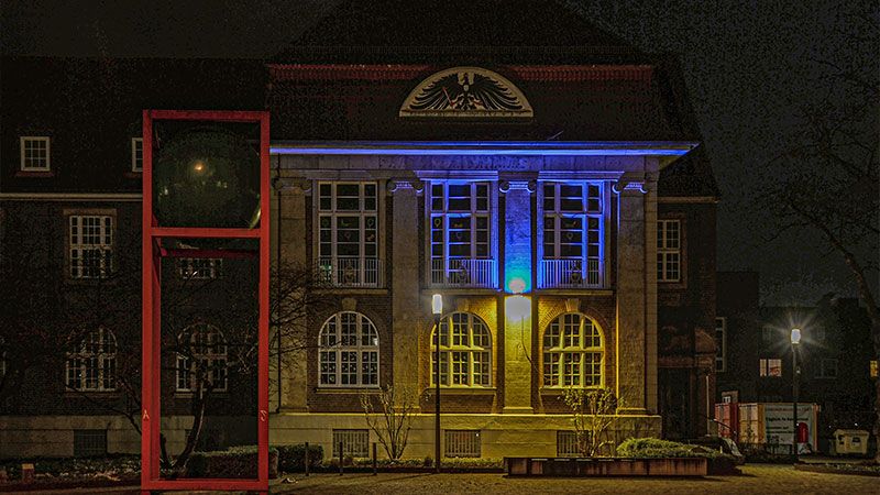 Die Kita SterniPark am Museumsplatz in Harburg wird aus Solidarität in den Farben der Ukraine angestrahlt. | Foto: Caroline Dobs