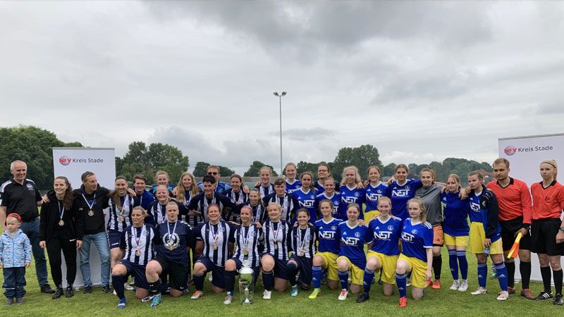 Die Finalteams mit der Kreispokal-Siegermannschaft des Buchholzer FC II (weiß- blaue Trikots) und dem 2. Sieger, dem VfL Maschen (blaue Trikots, gelbe Hosen). | Foto: Susanne Struwe