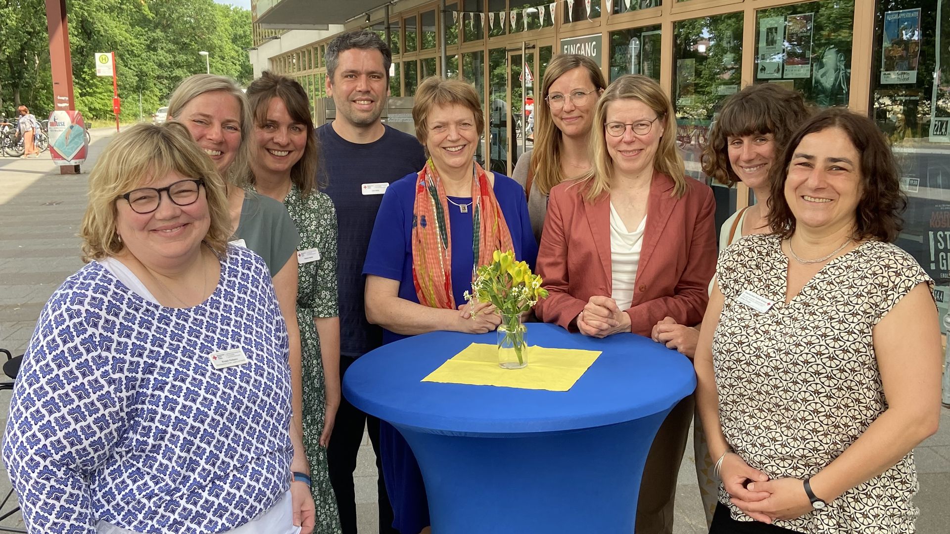 Das DRK-Team um Kirsten Pollkehn (von links), Tina Reuter, Helene Henke, Jan Gefe und Ulrike Engel (ganz r.) mit Staatsrätin Petra Lotzkat (5. v. l.), Dr. Henriette Brandt (Sozialbehörde), Dezernentin Dr. Anke Jobmann und Sarah Heinlin, Bezirksamt Harburg. | Foto: DRK Harburg