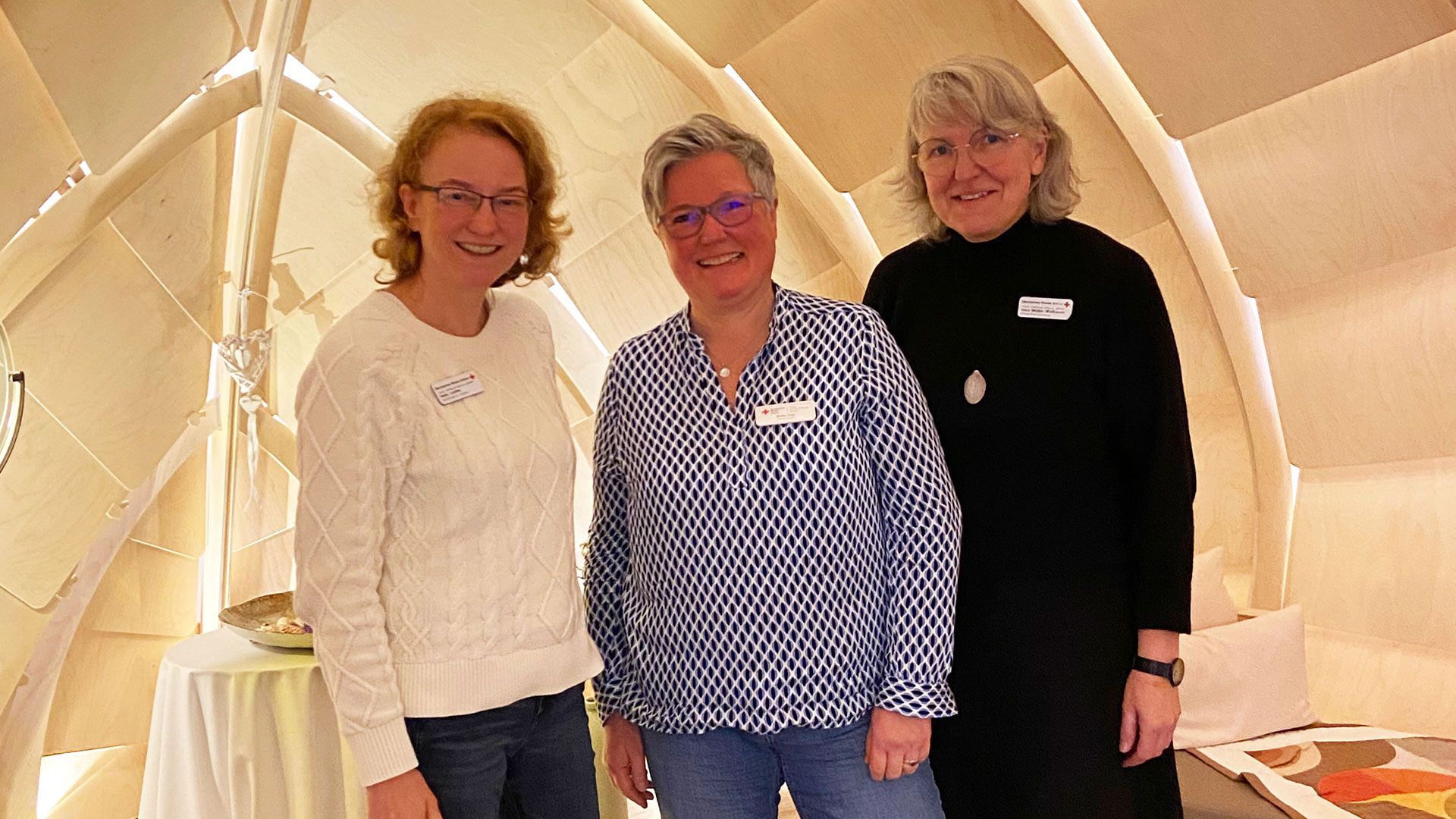 Seelsorgerin Hella Lemke (v. l.), Hospizleiterin Britta True und Pflegedienstleiterin Vera Müller-Wallbaum im „Raum der Stille“ im DRK-Hospiz. | Foto: : DRK Harburg
