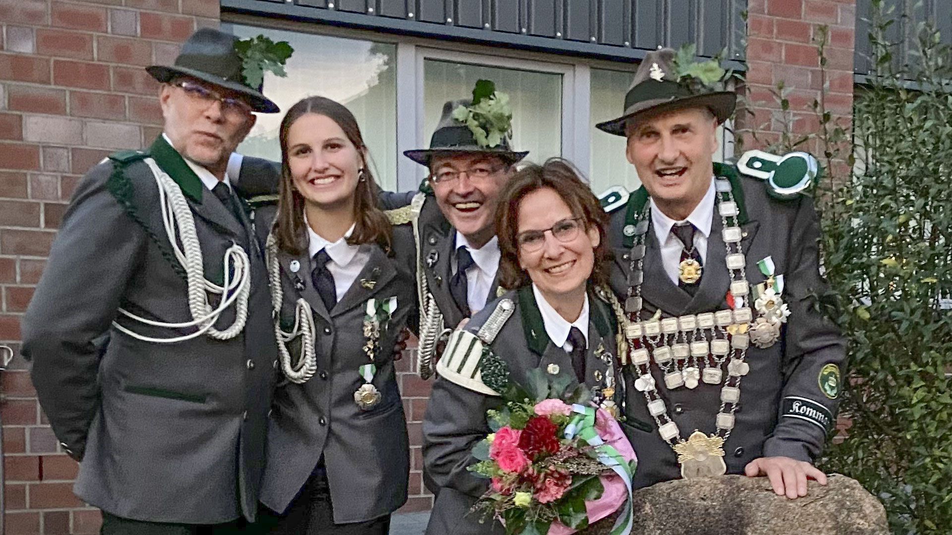 Neuer Vizekönig im Jesteburger Schützenverein ist Bernd Versemann. Mit ihm freuten sich Slavomir Wegner (von links), Emily Versemann, Andreas Krampitz und Tochter Manuela Versemann. | Foto: Jesteburger SV