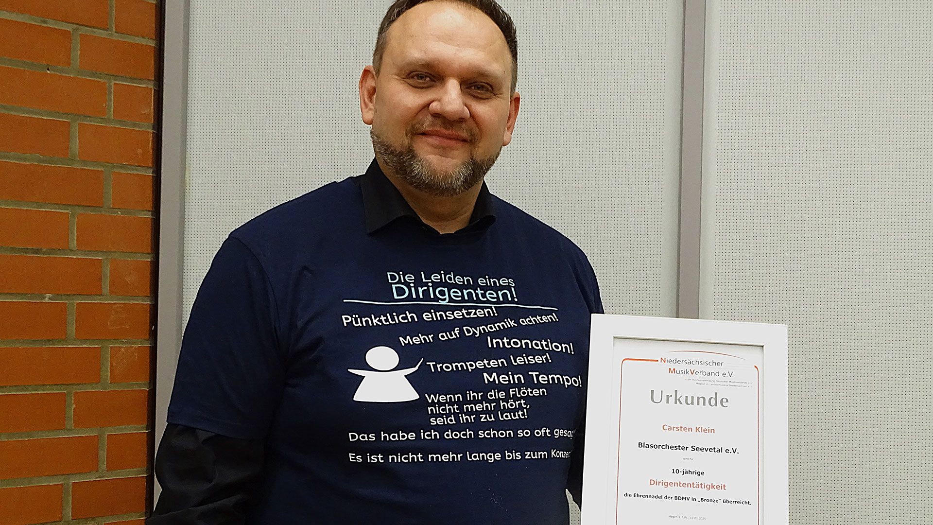 MUSAS-Dirigent Carsten Klein wurde  vom Niedersächsischen Musik-Verband e.V. mit der bronzenen Ehrennadel der Bundesvereinigung Deutscher Musikverbände e.V. ausgezeichnet. | Foto: Ilka Teschner