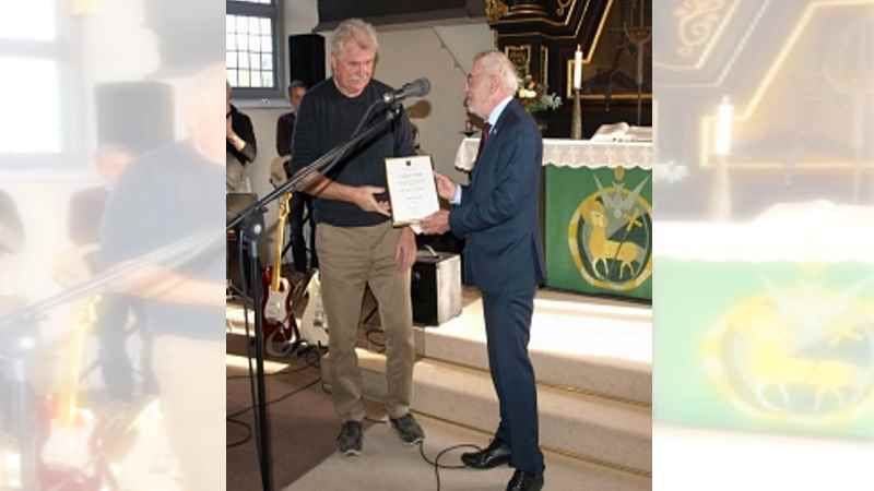 Bürgermeister Wolf-Egbert Rosenzweig (rechts) hat Dieter Pintatis die Ehrennadel der Gemeinde Neu Wulmstorf verliehen und überreicht die Urkunde zur Ehrung. | Foto: © Gemeinde Neu Wulmstorf