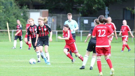 Endlich konnten die HTB-B-Mädchen nach 141 Tagen Coronapause wieder Fußball spielen. | Foto: ein