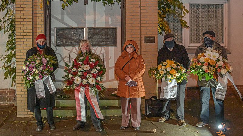 Vor dem Portal der zerstörten Harburger Synagoge an der Ecke Eißendorfer Straße/Knoopstraße legten Klaus Barnick (Initiative Gedenken in Harburg), Wolfgang Brandt (DGB), Pröbstin Carolyn Decke, Fritz Germer und Helmut Rüth ( beide Initiative Gedenken in Harburg). | Foto: Niels Kreller