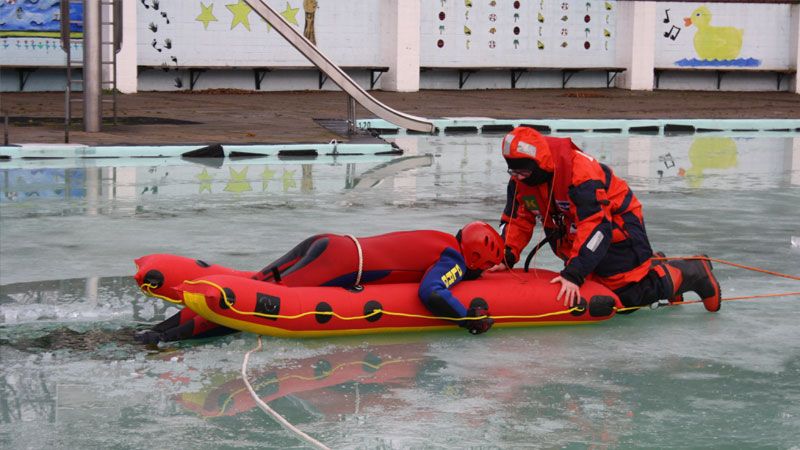 Auch wenn die DLRG in der Eisrettung geschult ist (hier eine Übung) freuen sich die Retter über jeden EInsatz, den sie nicht machen müssen, weil die Menschen ihre Ratschläge befolgen. | Foto: DLRG