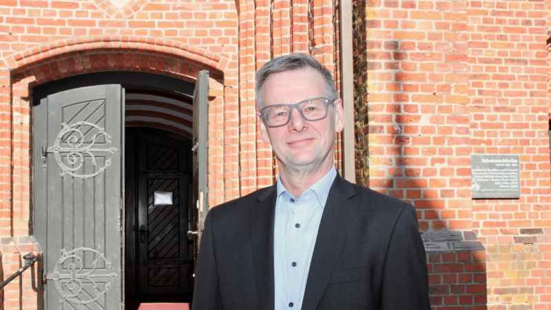 Rolf Adler vor der Tostedter Johanneskirche. | Foto: