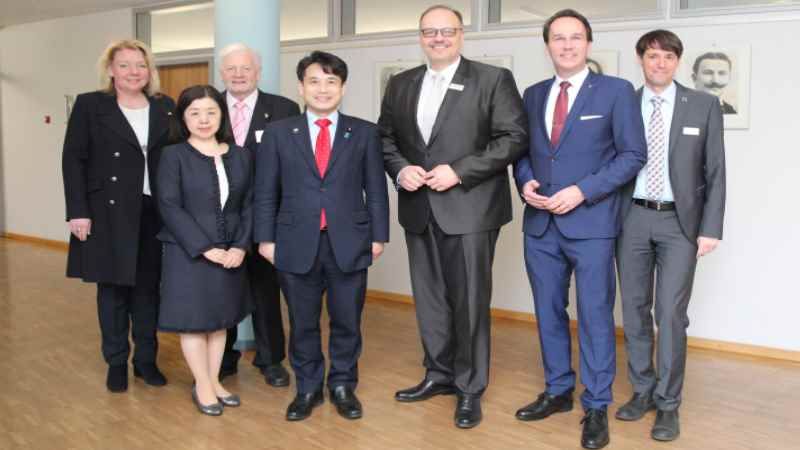 Die japanische Delegation um den japanischen Vize-Wirtschaftsminister Hirofumi Takinami freute sich, die Beziehungen zwischen dem Landkreis Harburg und der Präfektur Fukui zu vertiefen: (von links) Andrea Lentz (deutsch-japanische Gesellschaft), Generalkonsulin Kikuko Kato, Bodo Beckedorf (deutsch-japanische Gesellschaft), Vize-Wirtschaftsminister Hirofumi Takinami, Erster Kreisrat Kai Uffelmann, stellvertretender Bürgermeister André Bock und Stabsstellenleiter Dr. Alexander Stark. | Foto: ein