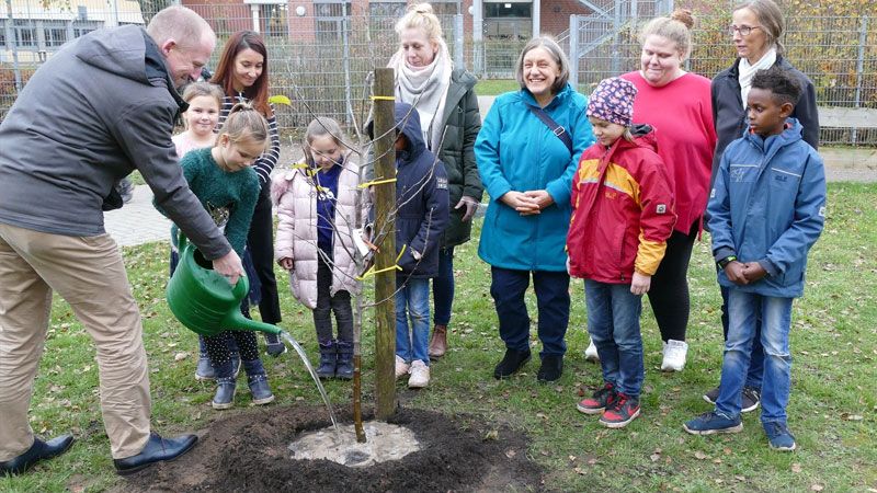 Neu Wulmstorfs neuer Bürgermeister Tobias Handtke pflanzte im Mehrgenerationenhaus anläßlich des 25-jährigen Bestehens einen Apfelbaum. | Foto: Gemeinde Neu Wulmstorf