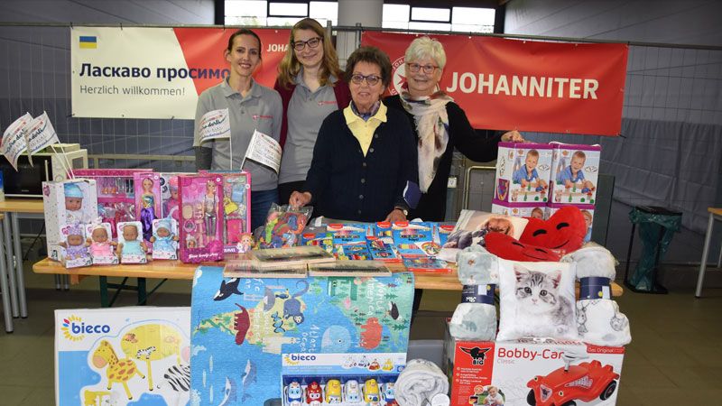 Kristina Salihi (von links) und Christin Darga von den Johannitern nahmen die Spenden von Wilma Kupfer und Dr. Anne Buhr vom Kinderschutzbund dankend entegegen. | Foto: Johanniter