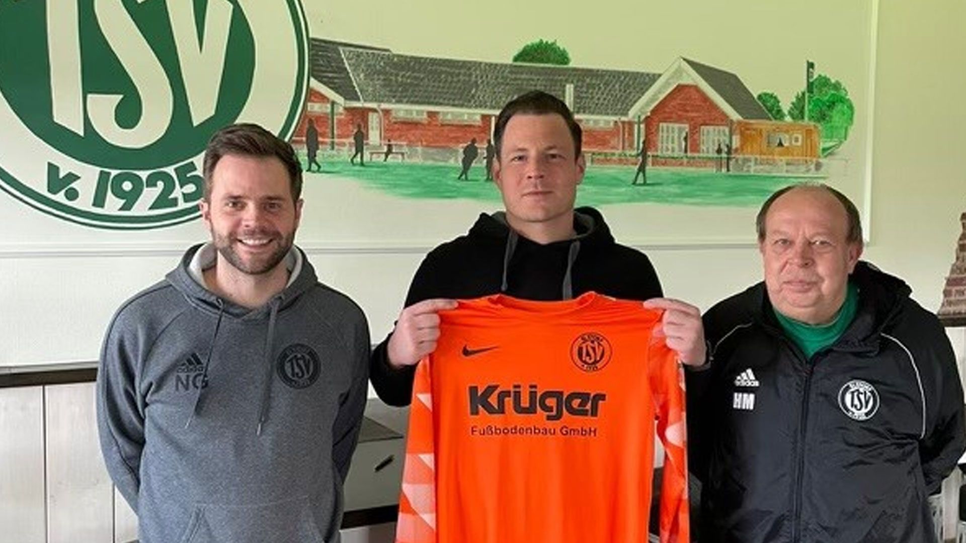 Freude über den Neuzugang: TSV-Teammanager Nils Gosebeck (von links), Dennis Bock und TSV-Trainer Hartmut Mattfeldt. | Foto: ein